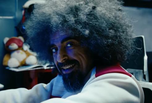 Caparezza: “Convivo con gli apparecchi acustici per l’ipoacusia”