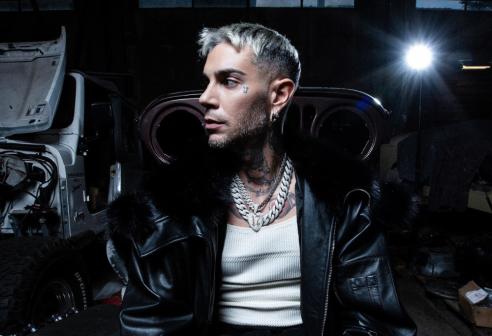 Emis Killa a 105 Take Away: “Musica Triste” tra rap, emozioni e collaborazioni