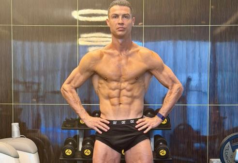 Cristiano Ronaldo e il fisico da urlo: la foto post sauna &egrave; virale