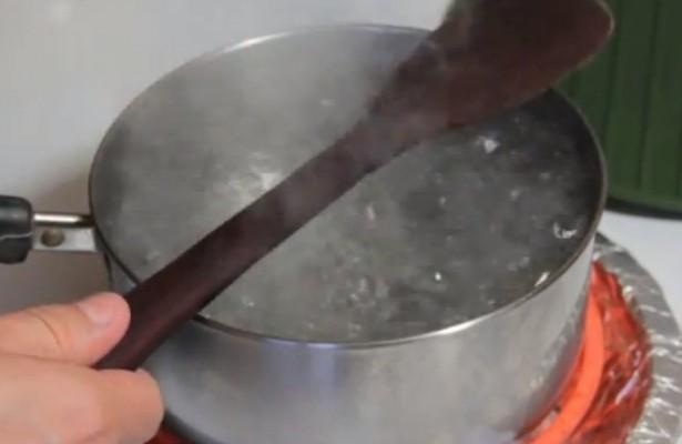 L'acqua bolle ed esce dalla pentola?