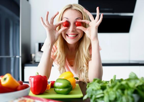 1 - Le donne mangiano in maniera più sana
