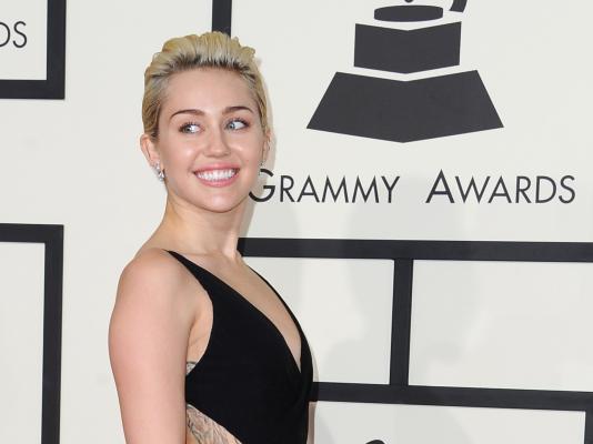 Miley Cyrus e Liam Hemsworth, bacio ai Golden Globe