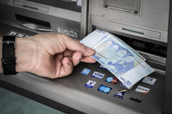 4 - Prelevate i contanti al bancomat della vostra banca