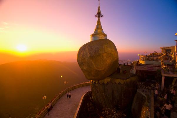 4. Kyaiktiyo Golden Rock – Birmania
