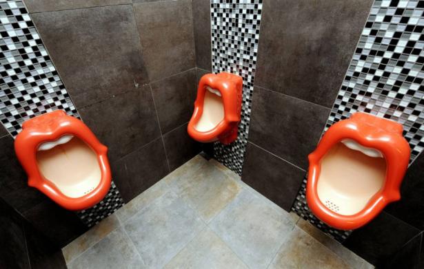 2) Toilette a forma di bocca