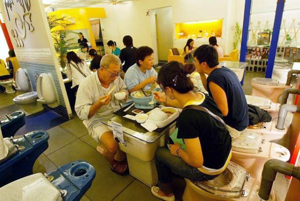 5) Sedie a forma di Toilette