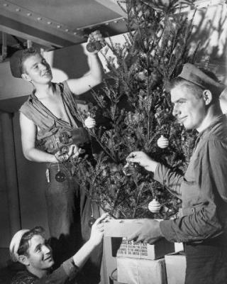 Soldati che fanno l'albero.