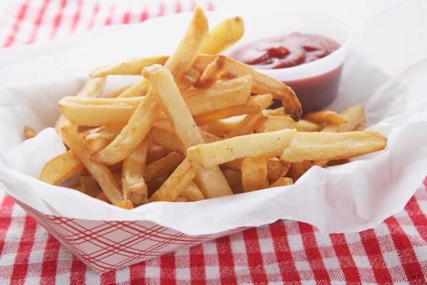 Le patatine fritte surgelate. 