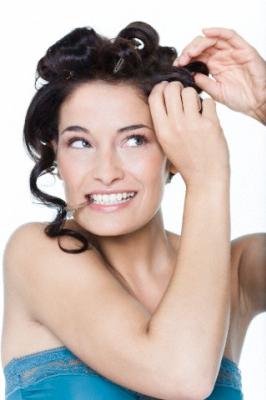  Infilarsi una forcina nei capelli