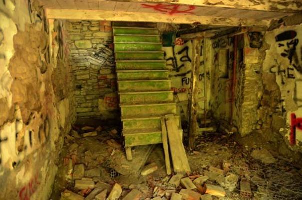 Una scala rimasta nel mezzo della casa abbandonata.