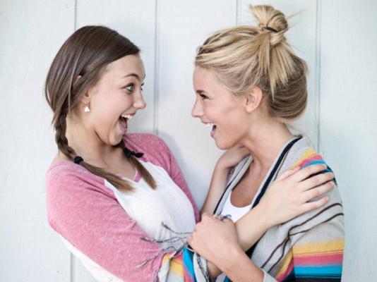  Le donne tra loro non sono sempre false, non prendete per forza con sospetto un complimento fatto da un’altra ragazza.