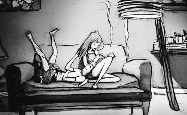 Passare il tempo insieme sul divano, anche mentre la propria compagna è intenta nella lettura. Basta essere insieme.