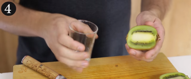 3. Sbucciare velocemente un Kiwi