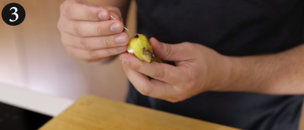 5) Tagliare una banana prima di sbucciarla