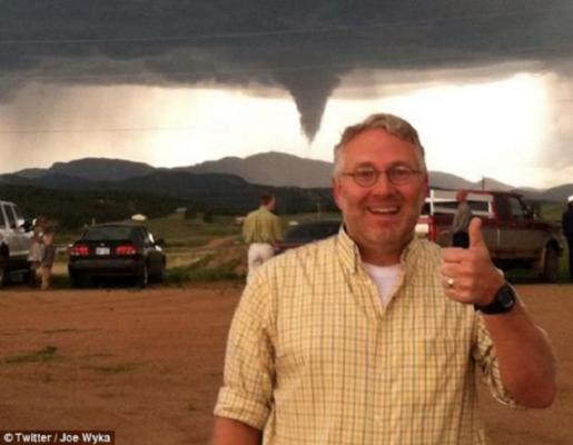  Il selfie col tornado. 