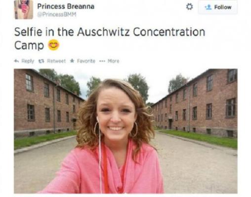  Il selfie ad Auschwitz.