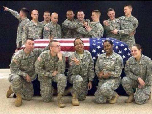 La foto di gruppo (col morto) della Wisconsin National Guard.