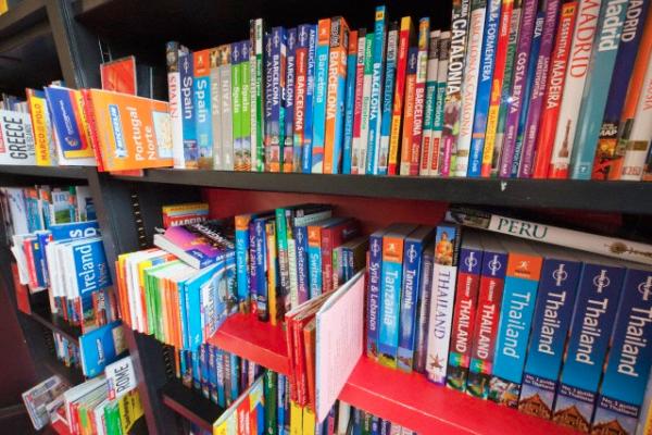 Guide turistiche e mappe in giro per casa