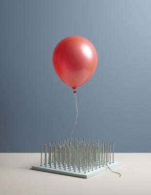 Un palloncino che prima o poi cadrà su un tappeto di spilli acuminati