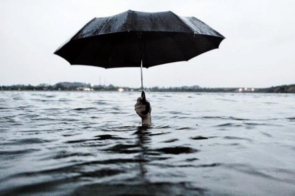 2 - Quando una volta vestiti si guarda fuori dalla finestra e piove