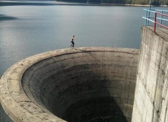 Un giro in monociclo sul bordo della cisterna