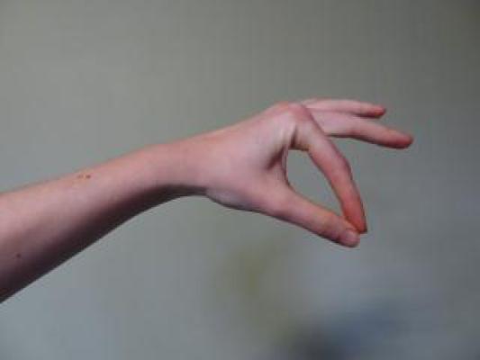 Usare tutte le dita tranne il medio
