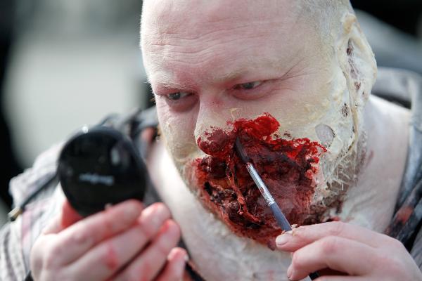 Le comparse degli zombie devono superare una dura selezione