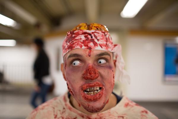 Nella versione in lingua originale non si nomina mai la parola “zombie”
