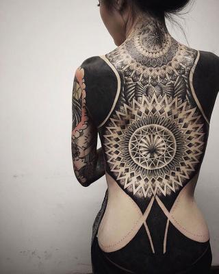 Blackout Tattoo schiena