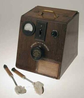 La vita dipendeva da questo defibrillatore… che somiglia alle vecchie radio delle nostre nonne.