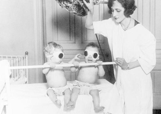 I trattamenti per il rachitismo infantile sembrano usciti da un film horror.
