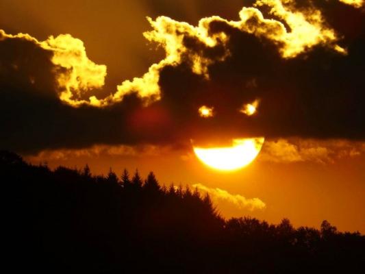 La luna e le nuvole. Che romantico!