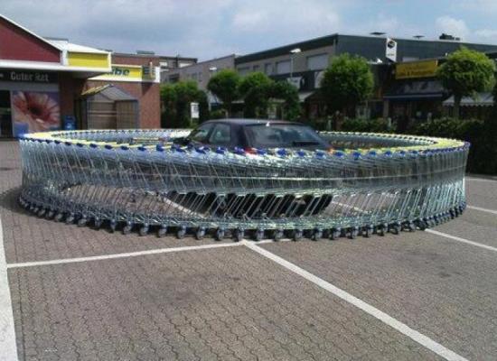 Una muraglia di carrelli