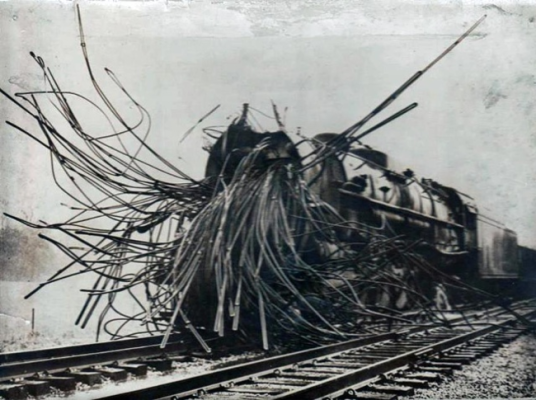 Un treno a vapore dopo un’esplosione