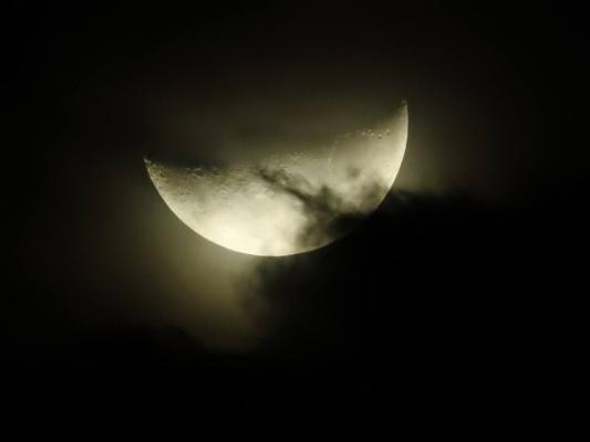 7. La luna non esiste