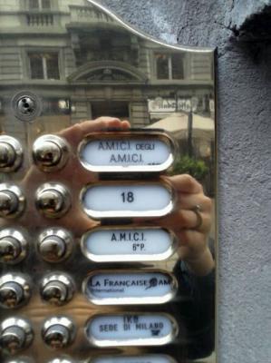 “Chi è?” “Amici di amici, apri”