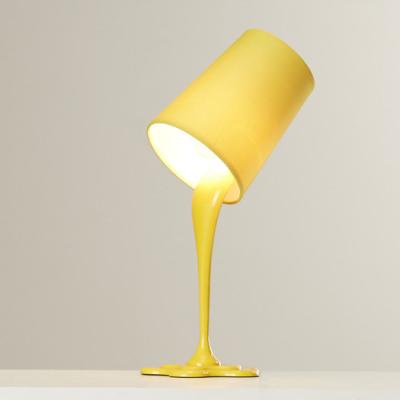 Una lampada da tavolo… O un vaso che sta rovesciando della vernice?
