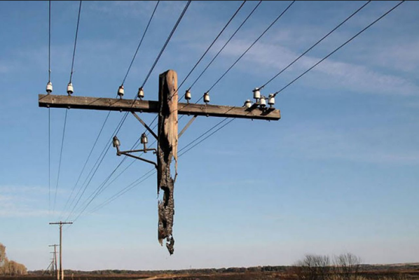 Il palo telefonico sospeso