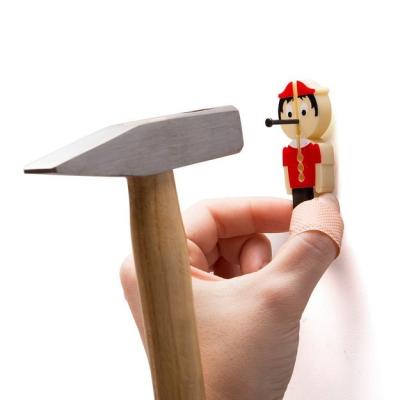 Un piccolo Pinocchio di legno