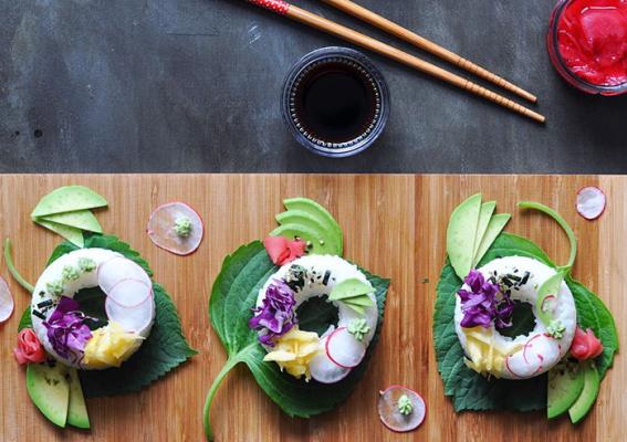 Riuscite a mangiare il sushi donut con le bacchette?