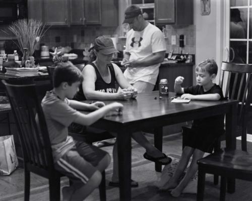 Una famigliola felice a tavola.