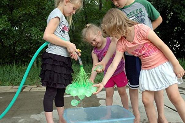 100 palloncini d’acqua in un minuto