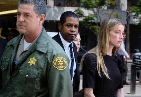 I lividi sul viso di Amber Heard