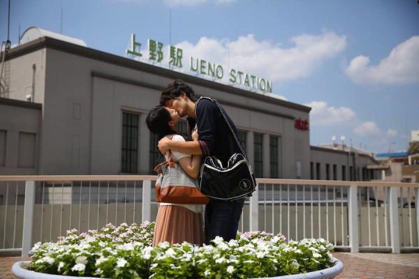 Un classico: bacio alla stazione