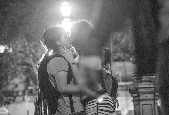 Un bacio fra giovani ragazze