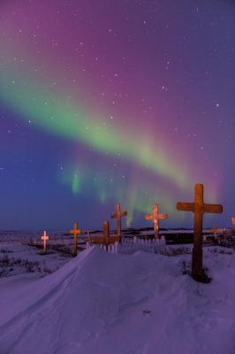 L'aurora vista da un cimitero