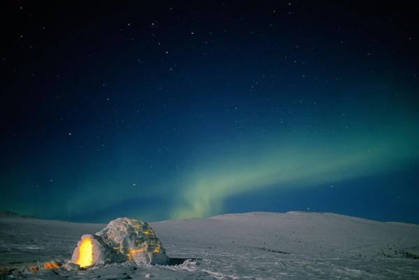Lo spettacolo di un igloo e dell'aurora boreale
