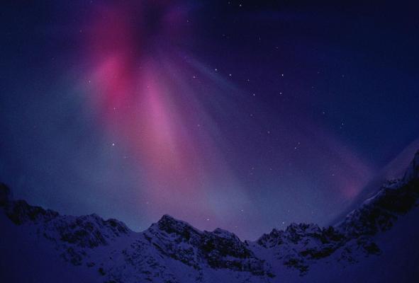 Aurora fra le montagne
