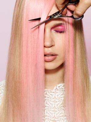 Tagliandosi i capelli