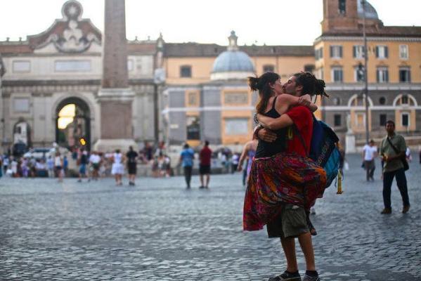 Tenerezze in Piazza del Popolo a Roma